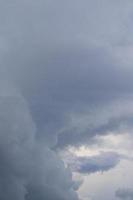 stürmisches Wetter und dunkle Wolken foto