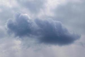 stürmisches Wetter und dunkle Wolken foto