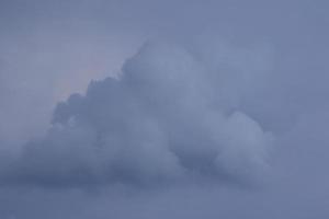 stürmisches Wetter und dunkle Wolken foto