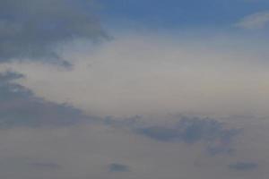 stürmisches Wetter und dunkle Wolken foto