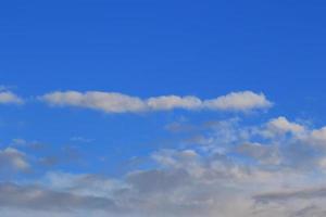 stürmisches Wetter und dunkle Wolken foto