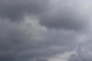 stürmisches Wetter und dunkle Wolken foto