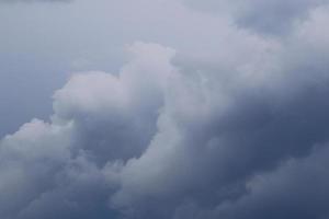 stürmisches Wetter und dunkle Wolken foto