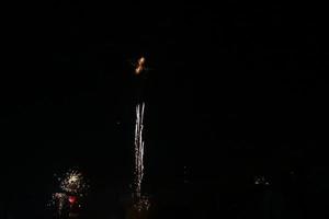 buntes feuerwerk am schwarzen himmel foto