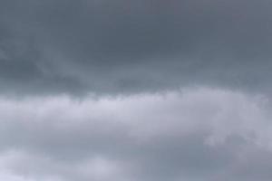 stürmisches Wetter und dunkle Wolken foto