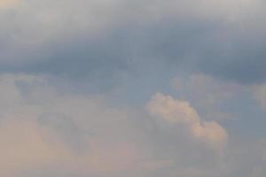 stürmisches Wetter und dunkle Wolken foto