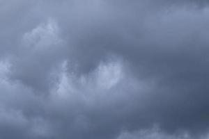 stürmisches Wetter und dunkle Wolken foto