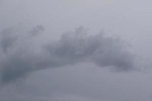 stürmisches Wetter und dunkle Wolken foto