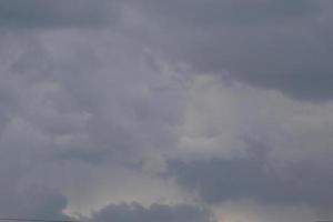 stürmisches Wetter und dunkle Wolken foto