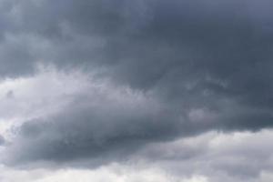 stürmisches Wetter und dunkle Wolken foto