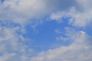 klarer blauer Himmel und weiße Wolken foto