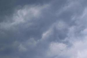 stürmisches Wetter und dunkle Wolken foto