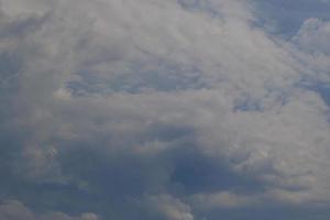 stürmisches Wetter und dunkle Wolken foto