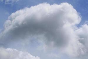 stürmisches Wetter und dunkle Wolken foto