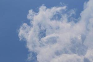 klarer blauer Himmel und weiße Wolken foto