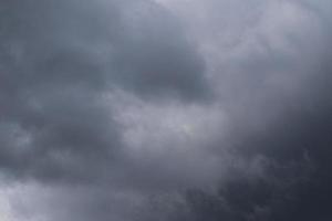 stürmisches Wetter und dunkle Wolken foto