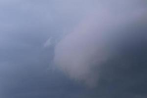 stürmisches Wetter und dunkle Wolken foto