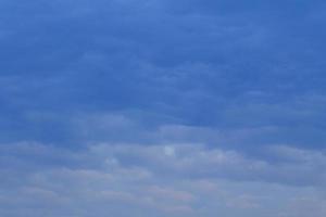 stürmisches Wetter und dunkle Wolken foto