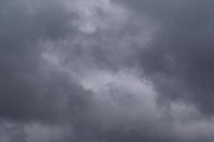 stürmisches Wetter und dunkle Wolken foto