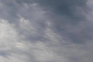 stürmisches Wetter und dunkle Wolken foto