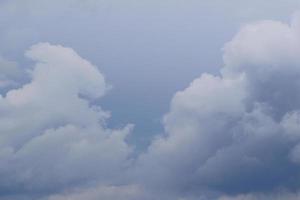 stürmisches Wetter und dunkle Wolken foto