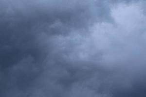 stürmisches Wetter und dunkle Wolken foto