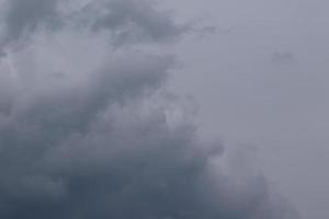 stürmisches Wetter und dunkle Wolken foto