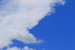 klarer blauer Himmel und weiße Wolken foto