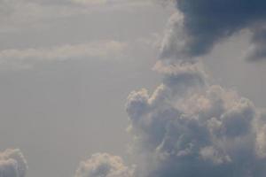 stürmisches Wetter und dunkle Wolken foto