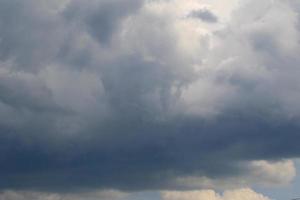 stürmisches Wetter und dunkle Wolken foto