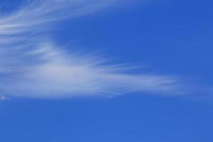 klarer blauer Himmel und weiße Wolken foto