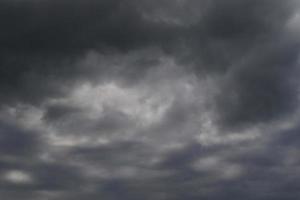 stürmisches Wetter und dunkle Wolken foto