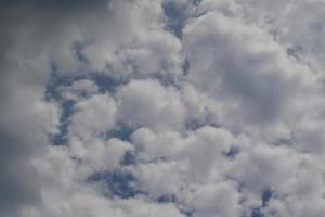 stürmisches Wetter und dunkle Wolken foto