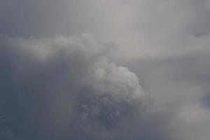 stürmisches Wetter und dunkle Wolken foto