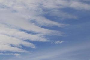 stürmisches Wetter und dunkle Wolken foto