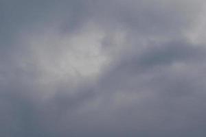 stürmisches Wetter und dunkle Wolken foto