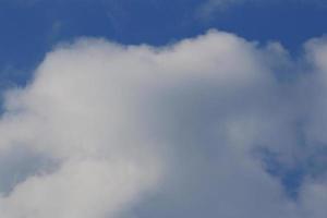 klarer blauer Himmel und weiße Wolken foto