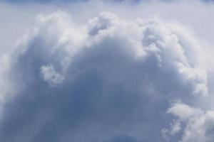 stürmisches Wetter und dunkle Wolken foto