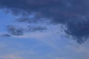 stürmisches Wetter und dunkle Wolken foto