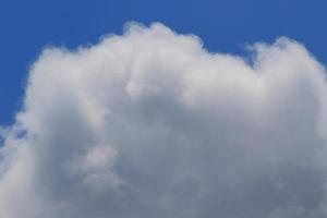 klarer blauer Himmel und weiße Wolken foto