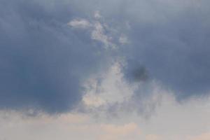 stürmisches Wetter und dunkle Wolken foto