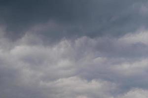 stürmisches Wetter und dunkle Wolken foto