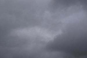 stürmisches Wetter und dunkle Wolken foto