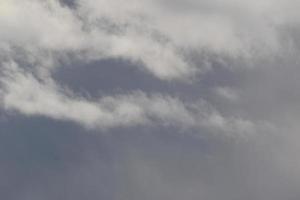 stürmisches Wetter und dunkle Wolken foto