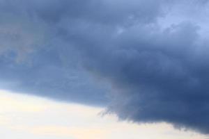 stürmisches Wetter und dunkle Wolken foto