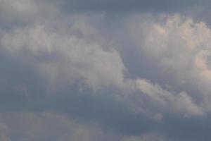 stürmisches Wetter und dunkle Wolken foto