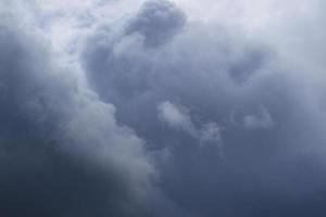 stürmisches Wetter und dunkle Wolken foto