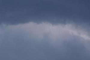 stürmisches Wetter und dunkle Wolken foto