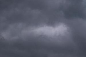 stürmisches Wetter und dunkle Wolken foto