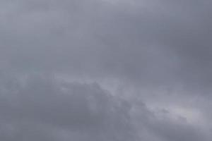 stürmisches Wetter und dunkle Wolken foto